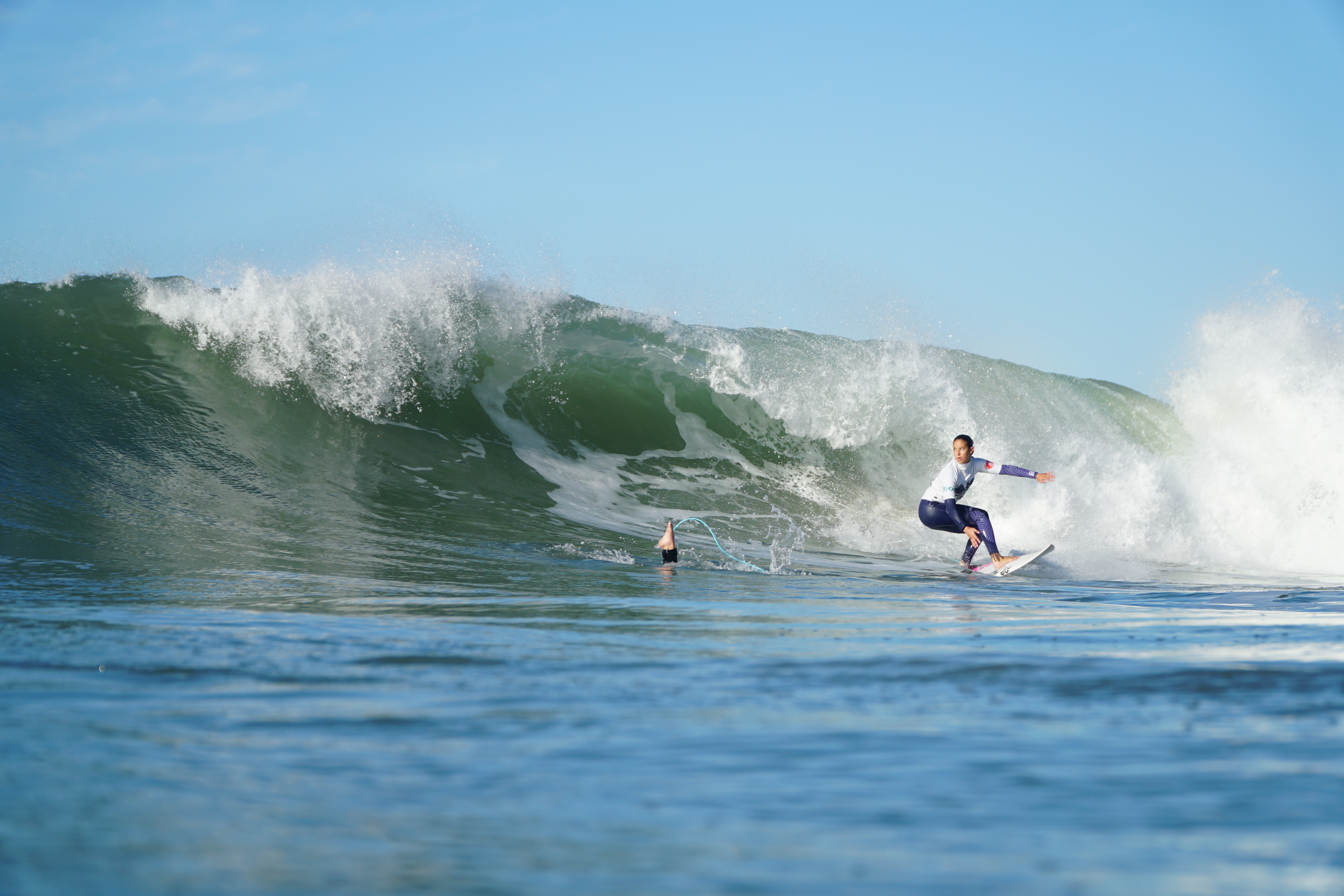 Surfer reading the wave